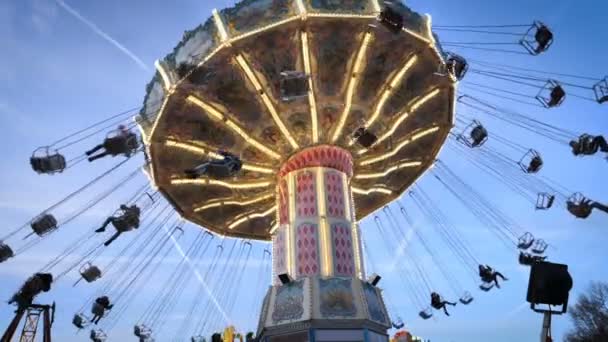 フランス 12月14 2019 パリの楽しいフェアでは 空を飛ぶ人々と一緒に壮大な古いスタイルのカルーセル — ストック動画