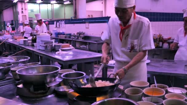 Бангкок Таїланд Листопада 2019 Кухарі Працюють Кухні Великого Ресторану Морепродуктів — стокове відео