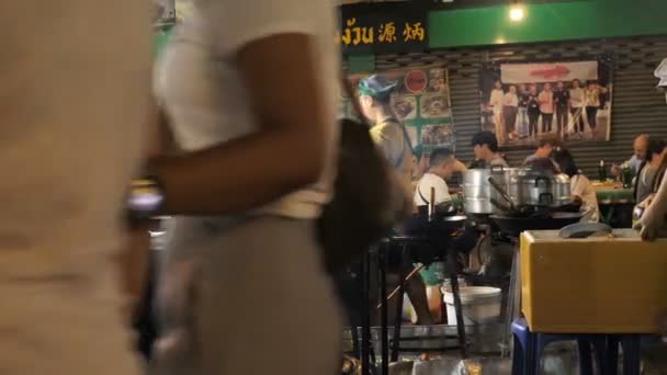 Bangkok Tailandia Noviembre 2019 Restaurante Nocturno Aire Libre Bullicioso Barrio — Vídeo de stock