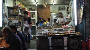 Bangkok, Tayland - 22 Kasım 2019: Bangkok 'un hareketli Çin mahallesindeki açık hava gece restoranı