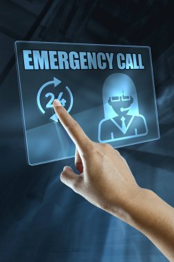 bir kadın dijital ekrana elle tıklıyor ve acil servisi arıyor