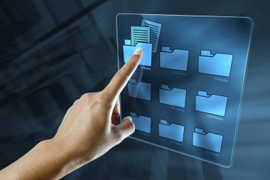 bir kadın el dijital ekrandaki bir klasörde veri arıyor