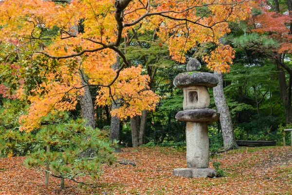 Lanterne traditionnelle en pierre dans le jardin de style japonais, Nara, Japon — Photo