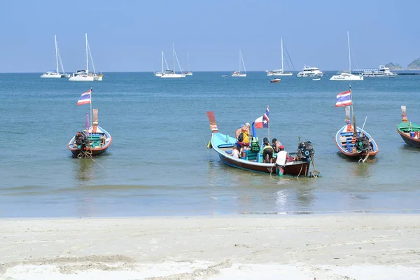 Long tail boats at Patong beach, Phuket, Thailand — Stock Photo, Image