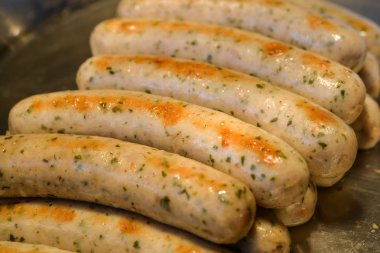 Domuz sosisi baharat ve bitki ile