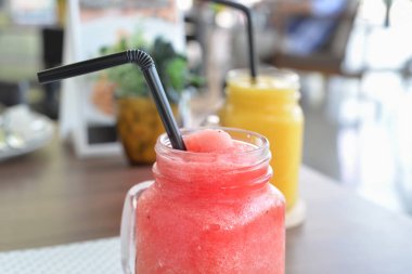 Karpuz smoothies cam kavanozda