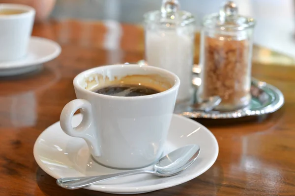 Kawa, cukier rafinowany i niebielonej cukier na stole — Zdjęcie stockowe