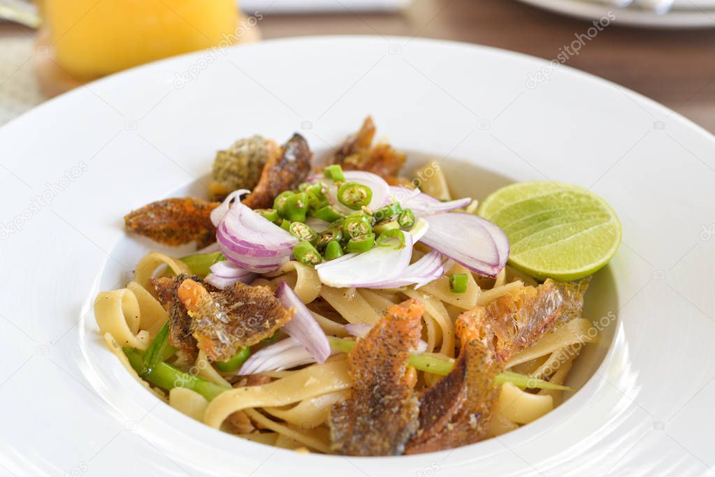 Linguine con pescado crujiente, chile y lima, comida creativa 2023