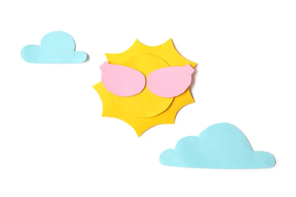 태양과 구름 종이 흰색 배경-절연 — 스톡 사진