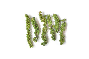 Beyaz arka planda izole - taze yeşil biber