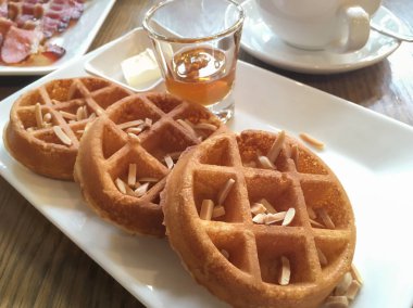 Taze tereyağı ve akçaağaç şurubu ile gözleme yaptı