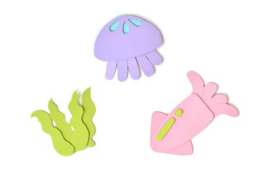 İzole beyaz zemin üzerine - denizanası, kalamar ve deniz yosunu kağıt kesme