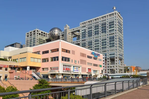 Аква Сити и здание Fuji TV, Одайба, Япония — стоковое фото
