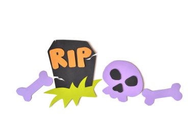 Cadılar Bayramı mezar ve beyaz arka plan - izole kafatasında