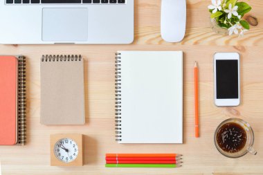 Ev ofis, ahşap masa üstünde boş defter