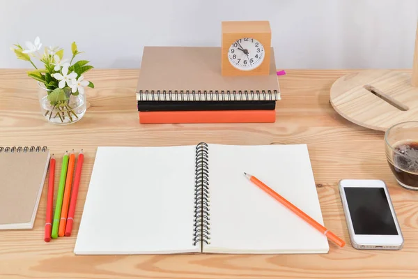 Cuaderno en blanco sobre mesa de madera en la oficina en casa — Foto de Stock