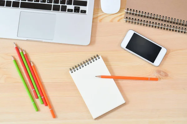 Cuaderno en blanco sobre mesa de madera en la oficina en casa — Foto de Stock