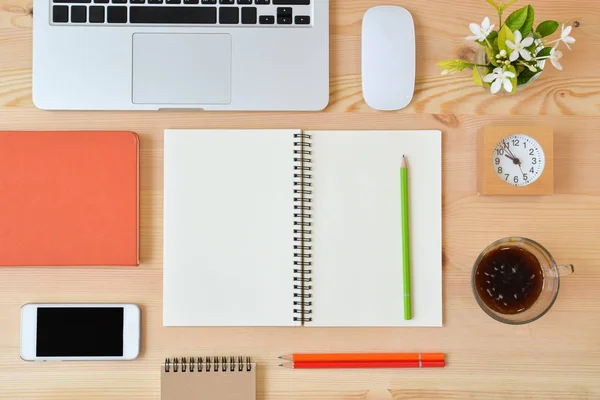 Cuaderno en blanco sobre mesa de madera en la oficina en casa — Foto de Stock