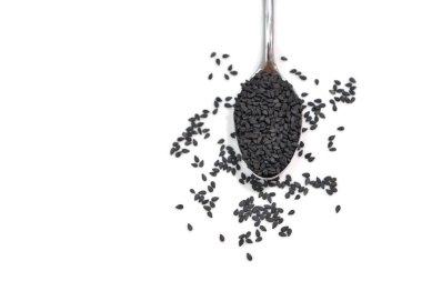 Bir kaşık beyaz arka planda izole - siyah susam