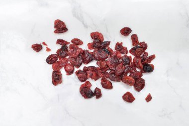 Beyaz mermer zemin üzerine kurutulmuş cranberries