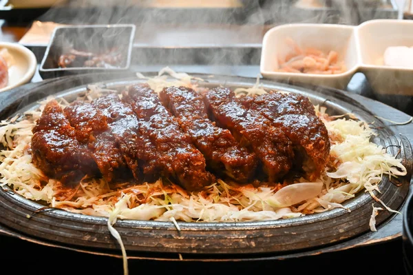 Miso Katsu, gebratenes Schweineschnitzel mit Misosauce, auf heißem Teller, japanisches Essen — Stockfoto