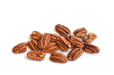 beyaz arkaplanda ceviz