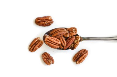 Beyaz arka planda kaşıkta ceviz - izole