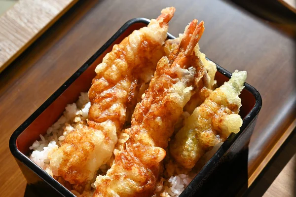 Тепура з рисом, японською їжею. — стокове фото