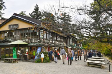 Japonya 'daki Kanazawa kale parkı yakınlarındaki mağazalar ve restoranlar.