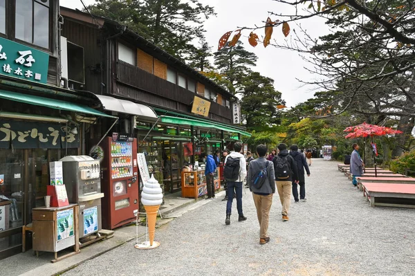 Tiendas y restaurantes cerca de Kanazawa castle park, Japón — Foto de Stock