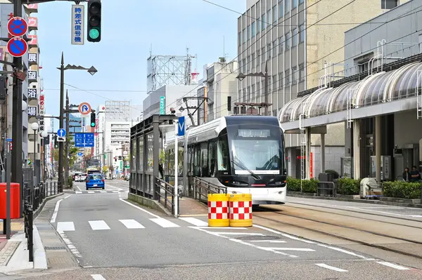 Tramvaj, veřejná doprava v Tojamě, Japonsko — Stock fotografie