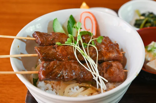 Brocheta de ternera Hida sobre arroz, comida japonesa, Japón — Foto de Stock