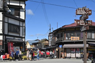 Takayama, Japonya - 4 Kasım 2019: Birçok kişi Takayama eski kasaba bölgesinde cadde boyunca yürüyor