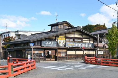 Takayama, Japonya - 4 Kasım 2019: Japonya 'nın Takayama eski kasaba bölgesinde sokağın diğer tarafından yerel çay dükkanı görüldü