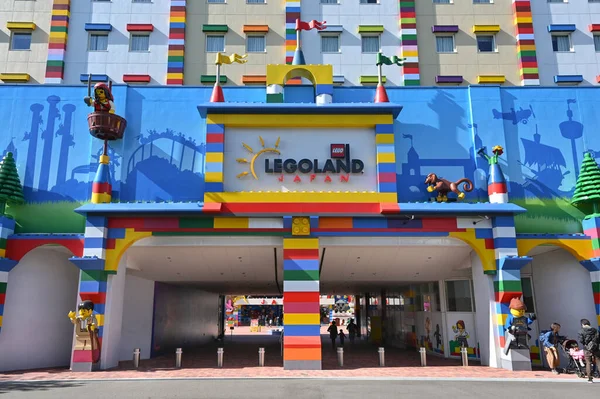 Nagoya, Japonya - 12 Kasım 2019: Legoland girişi Japonya 'nın Nagoya kentindeki sokaktan görüldü