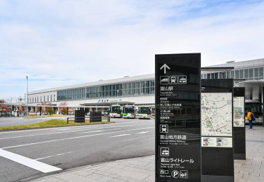 Toyama, Japonya - 3 Kasım 2019: Toyama tren istasyonunun önünde yön işareti görülüyor