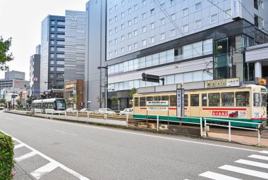 Toyama, Japonya - 3 Kasım 2019: Modern ve klasik tramvay Toyama, Japonya 'da sokak boyunca çalışıyor