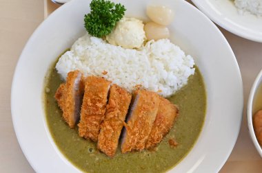 Yeşil köri ve pirinç ile Japon domuz pirzolası (Tonkatsu)