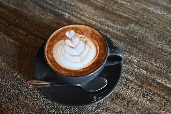 Kawa Latte Ciemnym Drewnianym Stole — Zdjęcie stockowe