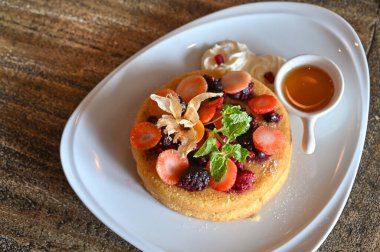 Tahta masada meyveli krep.