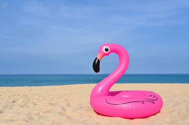 Flamingo şeklinde, plajda yüzen lastik halka.