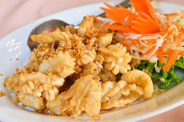 Tay usulü sarımsaklı kızarmış kalamar.