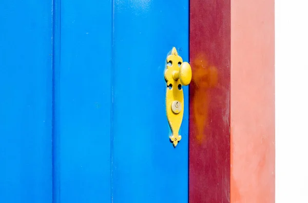 Puerta de madera azul brillante con asas redondas y colorido — Foto de Stock