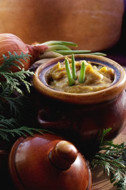 Taze sebze ile bir tencerede sebze güveç