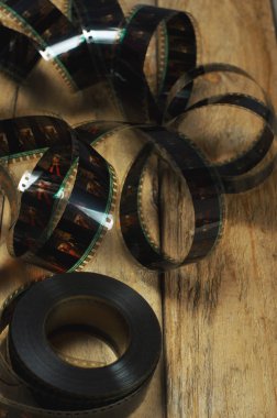 Ahşap arka plan üzerinde film şeridi bobinleri