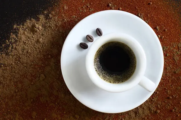 Kaffekopp på rød og brun bakgrunn – stockfoto