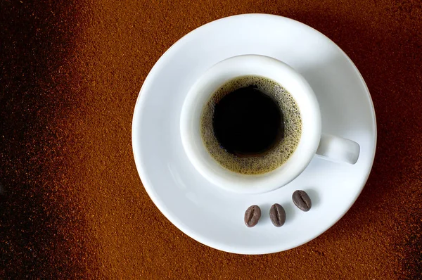 赤と茶色の背景の上にコーヒー カップ — ストック写真