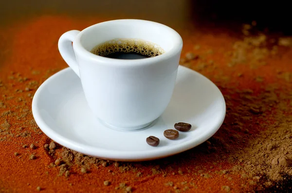 赤と茶色の背景の上にコーヒー カップ — ストック写真