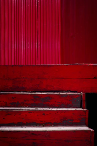 Kırmızı metal çitli kırmızı ahşap merdiven