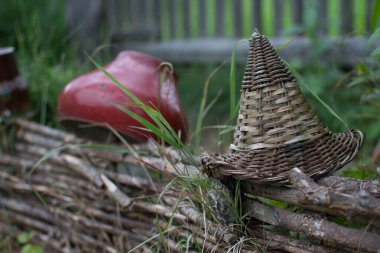 Demir ve hasırdan yapılma Tencereler asma çitlerde